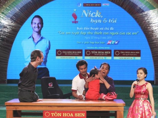 Bà mẹ cùng người con nhỏ đã bật khóc với những chia sẻ của Nick Vujicic