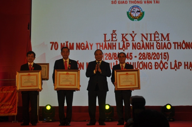 Phó Thủ tướng trao tặng  Huân chuwong lao động hạng ba cho ba cá nhân xuất sắc. Ảnh: Hồ Hà