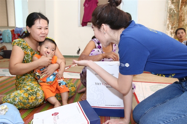 Tình nguyện viên thuộc ngân hàng Bản Việt đang tham gia kết nối trẻ dị tật môi, hở hàm ếch với chương trình phẫu thuật nhân đạo đang triển khai từ 20-24/7.