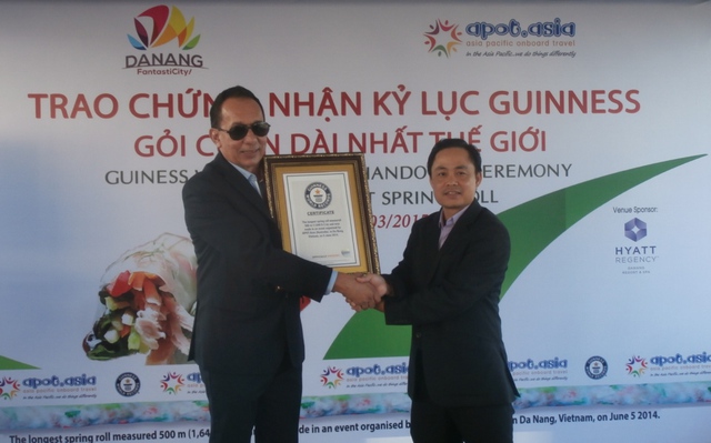 Ông Nishantha Wickramasinghe (trái), Chủ tịch Tổ chức APOT.Asia trao chứng nhận kỷ lục Guinness cho chiếc “Gỏi cuốn dài nhất thế giới”. Ảnh Đ.H