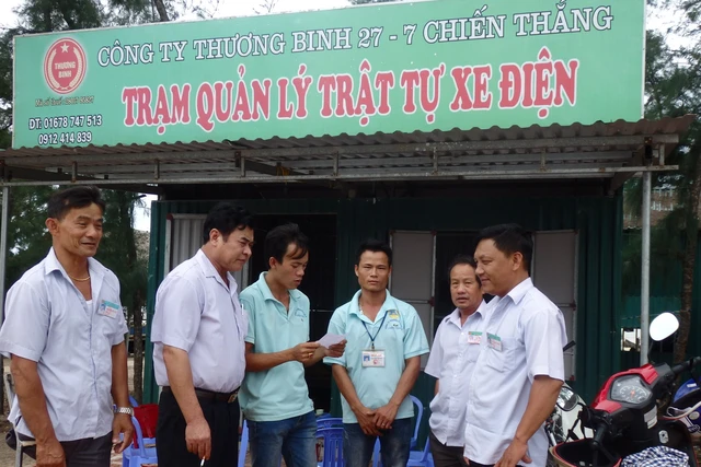 Lãnh đạo công ty nghe lái xe báo cáo tình hình hoạt động ngay tại trạm quản lý trật tự xe điện của công ty