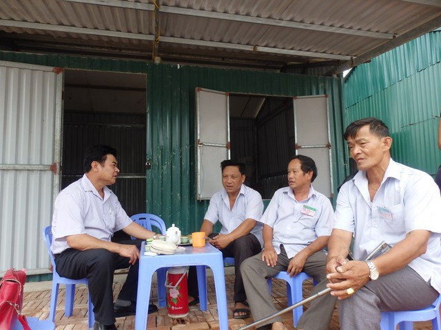Ông Nguyễn Văn Chiến, Giám đốc Công ty Thương Binh 27/7 - Chiến Thắng (bên trái) giao ban công việc cùng anh em