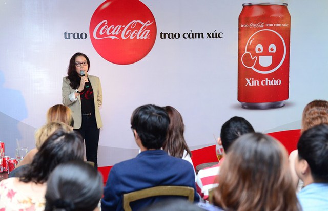 Bà Phạm Nhã Uyên giới thiệu chương trình Trao Coca-Cola, trao cảm xúc với sản phẩm mới in các biểu tượng từ thế giới ảo.