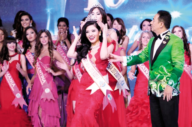 Người mẫu Phan Hoàng Thu đoạt danh hiệu trong cuộc thi Hoa hậu Du lịch quốc tế tại Malaysia năm 2014 (ảnh nhân vật cung cấp).