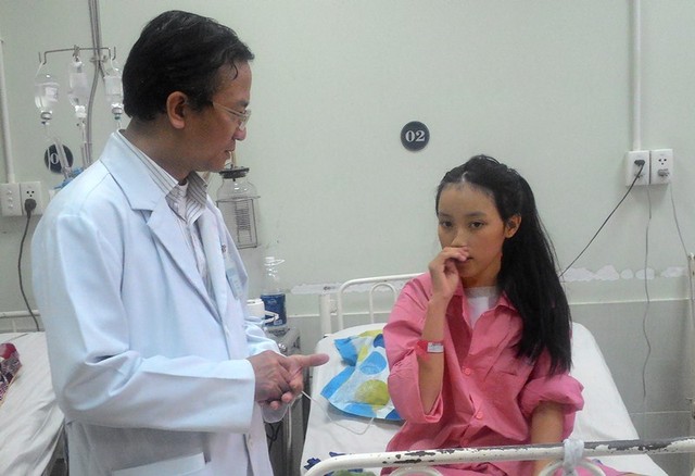 BS CKII Nguyễn Thái An, tay kéo chính của ca phẫu thuật thành công, đang thăm hỏi sức khỏe của bệnh nhân Q.N chiều 26/5.