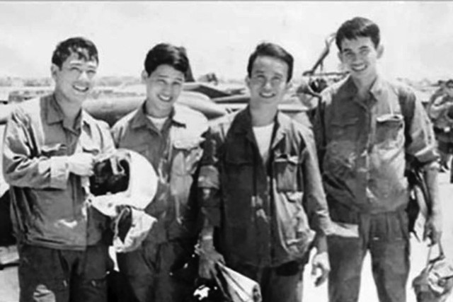 Phi công Từ Đễ (ngoài cùng bên phải) và Phi đội Quyết Thắng trước giờ tập kích sân bay Tân Sơn Nhất. 	Ảnh: TL