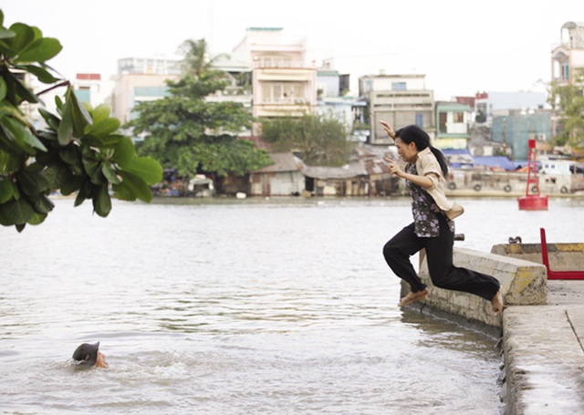 Một cảnh diễn của Phương Thanh trong phim “Vừa đi vừa khóc”.