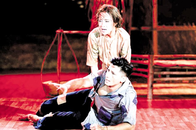Angela Phương Trinh hóa thân thành chị Dậu trên sân khấu “Bước nhảy hoàn vũ”. 			Ảnh: TL