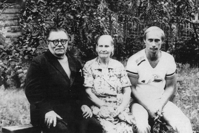 Vladimir Putin với cha mẹ của mình, Maria và Vladimir, ngay trước khi khởi hành của ông sang Đức, vào năm 1985.