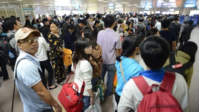 Hàng trăm hành khách đang chờ làm thủ tục tại cửa khẩu sân bay Tân Sơn Nhất. Ngày hôm qua, VNA đã thông báo huỷ nhiều chuyến bay từ TP HCM đến Thanh Hoá, Nghệ An... khiến cho áp lực tại sân bay sáng nay càng thêm căng thẳng