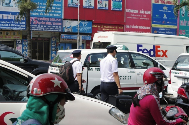 Lọt qua nút giao thông trên là bắt đầu vào đường Trường Sơn dẫn vào sân bay Tân Sơn Nhất cũng ken đặc các loại xe taxi, xe du lịch, xe cá nhân... Chiếx xe xhở phi công vào sân bay cũng không thể đi được đã khiến hai phi công này phải xuống xe, kéo va li... cuốc bộ vào sân bay để kịp giờ bay. VNA đã khueý6n cáo hành khách nên đến sân bay trước 3 tiếng để kịp làm thủ tục. Nhưng nhiều hành khách đã đi trước đến 5 tiến vẫn trễ chuyến bay, vì... kẹt xe