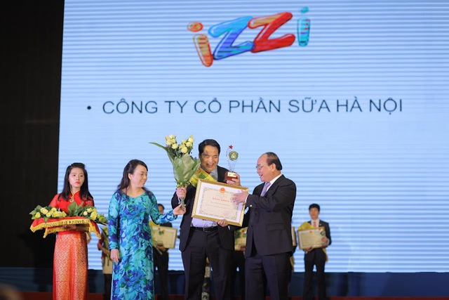 Uỷ Vi&ecirc;n Bộ Ch&iacute;nh Trị - Ph&oacute; Thủ Tướng Ch&iacute;nh Phủ Nguyễn Xu&acirc;n Ph&uacute;c, Bộ trưởng Bộ Y Tế Nguyễn Thị Kim Tiến tại buổi lễ trao giải.