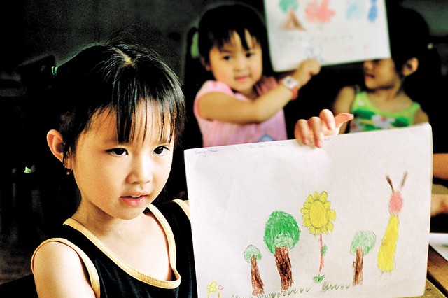 Trẻ thơ và những bức tranh kêu gọi bảo vệ môi trường. 	Ảnh: Hồng Quang