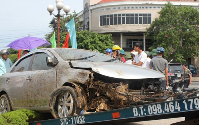 Chiếc xe ô tô bị hư hỏng nặng phần đầu