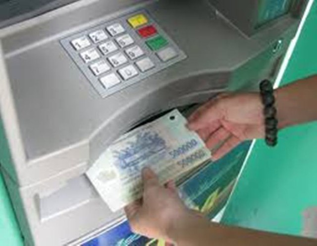 Các đối tượng người nước ngoài dùng thẻ ATM giả đê rút trộm tiền ở các trụ ATM trên địa bàn Hội An. Ảnh minh họa