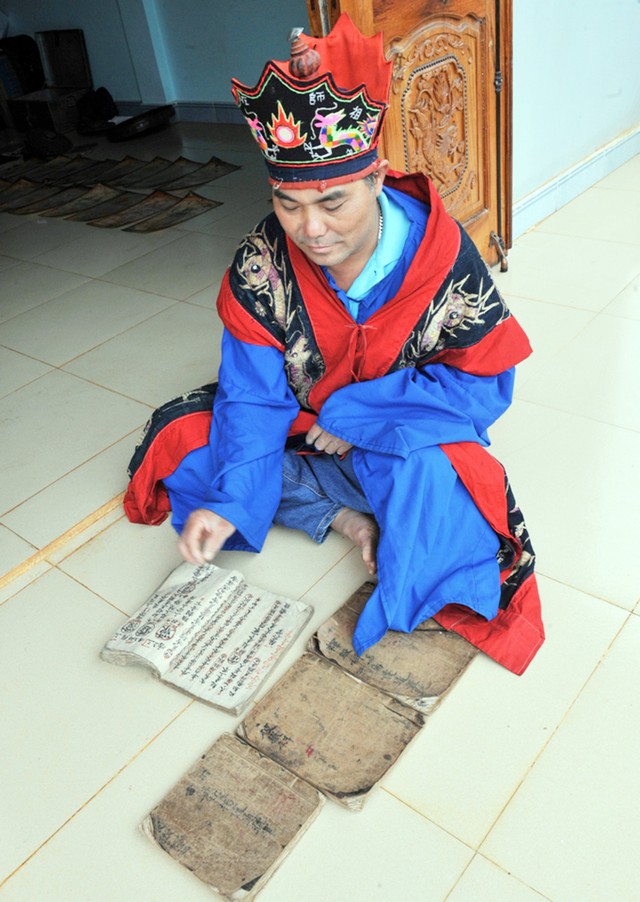 “Thầy mằn” Tào Thắng 
và bộ sách gia truyền 
từ nhiều đời 
dùng để hành lễ 
làm phép.