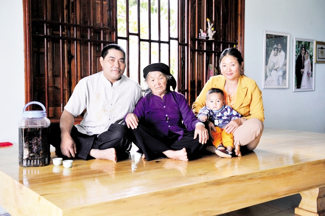 Gia đình của “thầy mằn” Tào Thắng tại xã Ea Tam, 
huyện K’Rông Năng, tỉnh Đắk Lắk. Ảnh: Tuấn Vương