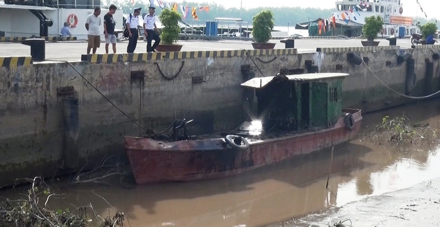 Tàu nghi phạm chở dầu đã được thu giữ để điều tra