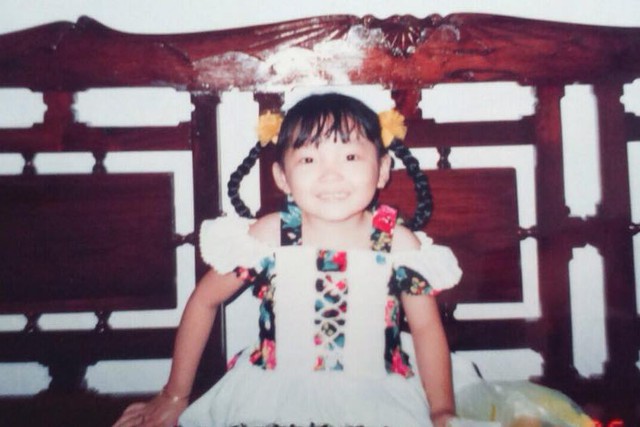 Thiên Phong mặc váy hồi còn bé.
