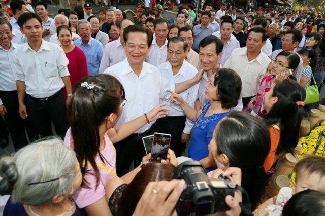 Đông đảo người dân đã tranh thủ trò chuyện với Thủ tướng, chụp hình lưu niệm. Thủ tướng cũng vui vẻ trả lời những câu chào, câu chúc của người dân