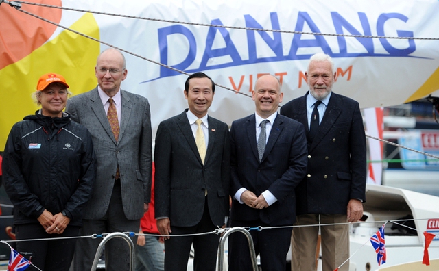 Đại sứ Việt Nam tại Anh, Phó Thị trưởng thành phố London, Chủ tịch Clipper Ventures chụp ảnh lưu niệm cùng các thành viên lái con thuyền ​Danang-Vietnam