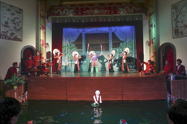 Vừa diễn trên sân khấu với Chèo, dưới nước là loại hình nghệ thuật rối nước