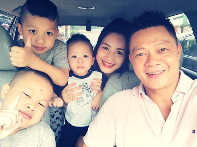 Quang Minh cùng vợ và ba con.