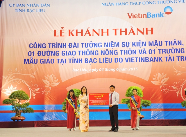 Chủ tịch HĐQT VietinBank Nguyễn Văn Thắng trao tài trợ cho tỉnh Bạc Liêu