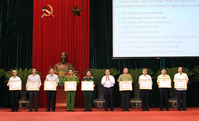 Thay mặt cho Thành ủy Hà Nội, ông Nguyễn Bạch Đằng – Phó Chánh văn phòng Thành ủy đã lên trao thưởng cho các đơn vị hoàn thành xuất sắc nhiệm vụ
