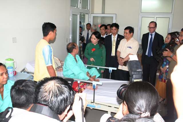 Bộ trưởng Y tế thăm hỏi bệnh nhân đang điều trị tại trung tâm ung bướu mới khánh thành.
