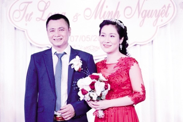 Nghệ sĩ Tự Long bên vợ trong ngày cưới. 	Ảnh: TL