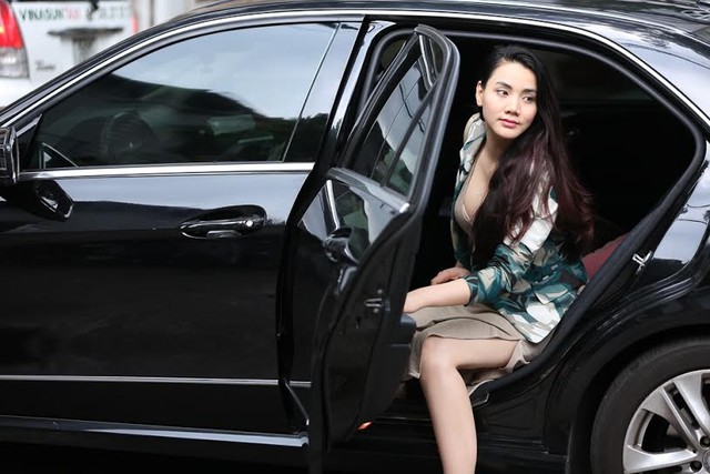 Trang Nhung xuất hiệt trong chiếc xe đắt tiền