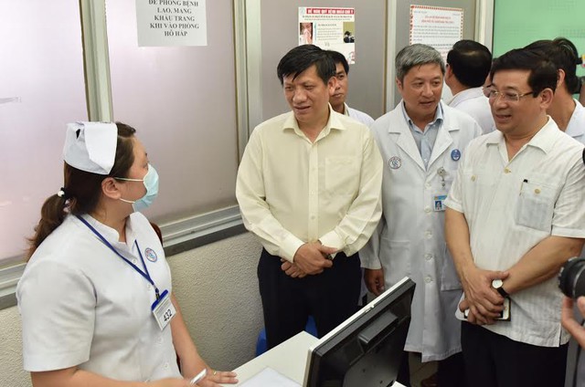 Thứ trưởng Bộ Y tế Nguyễn Thanh Longvà đoàn công tác kiểm tra công tác phòng chống bệnh MERS - CoV tại Bệnh viện Chợ Rẫy ngày 4/6