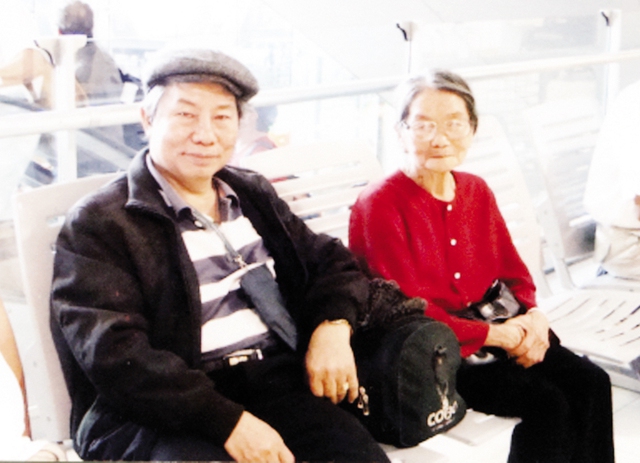 Ông Vũ Quang Hòa bên người mẹ của mình.