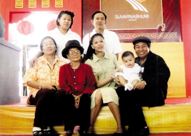 Ông Vũ Quang Hòa cùng mẹ và những người em cùng mẹ khác cha trong một chuyến sang thăm Thái Lan (Ảnh tư liệu do gia đình cung cấp).