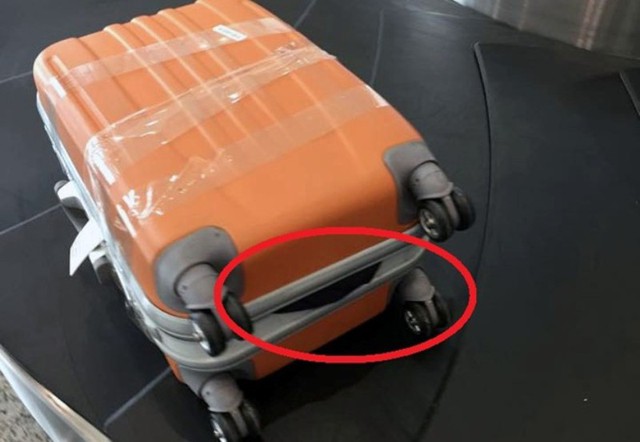 Va ly của hành khách đi máy bay bị bung khoá, được Cục hàng không giải thích là do bốc xếp đã quá... mạnh tay (?). Hành lý bị mất cũng được cho là nhân viên bốc xếp đã nhét lộn vào một va ly của hành khách khác...