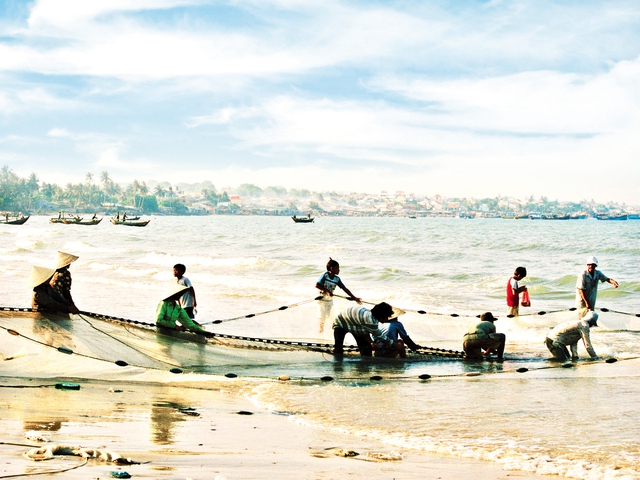 Người dân vùng biển - một trong những đối tượng dễ bị tổn thương bởi thiên tai.	 Ảnh: V. Cát