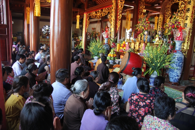 Hàng nghìn tăng ni phật tử xa gần đã đến chùa Kim Sơn Lạc Hồng tụng kinh và tham gia các nghi lễ
