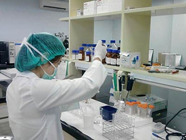 Khoảng 60% đến 70% c&aacute;c quyết định l&acirc;m s&agrave;ng được b&aacute;c sĩ đưa ra dựa tr&ecirc;n kết quả x&eacute;t nghiệm, theo