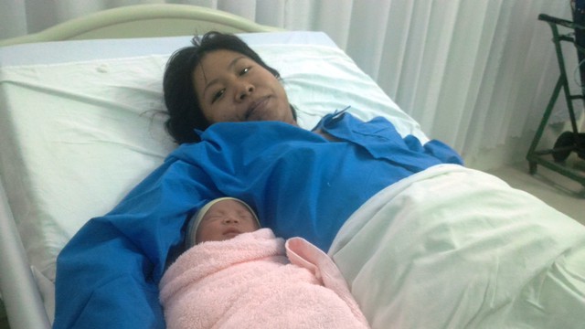 Sản phụ Nguyễn Thị Kim Trâm đã mẹ tròn con vuông sau ca sinh mổ tại Bệnh viện huyện Củ Chi. Ảnh: Đ.Bá
