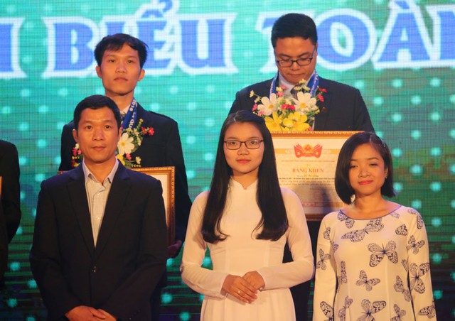 Việt Trinh được vinh danh tại Festival S&aacute;ng tạo trẻ to&agrave;n quốc 2016. Ảnh: Nguyễn Thảo