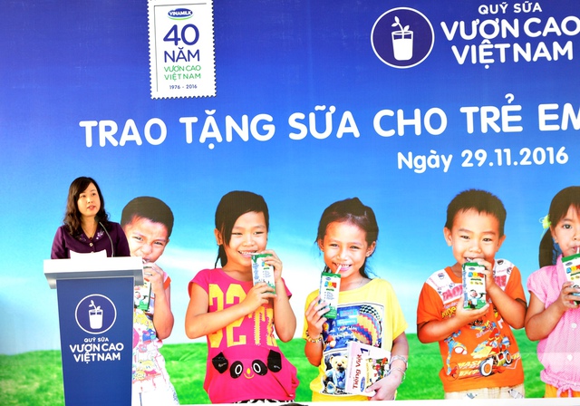 Bà Đào Hồng Lan, Thứ trưởng Bộ Lao động Thương bình và Xã hội chia sẻ về ý nghĩa nhân văn của chương trình Quỹ sữa Vươn cao Việt Nam