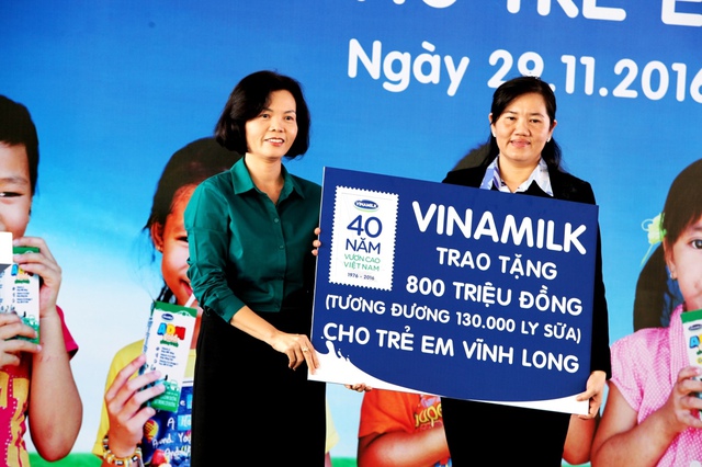 Bà Bùi Thị Hương – Giám Đốc Điều hành Vinamilk trao tặng bảng tượng trưng 130.000 ly sữa với tổng trị giá 800 triệu đồng của Quỹ Sữa Vươn Cao Việt Nam cho học sinh nghèo Vĩnh Long