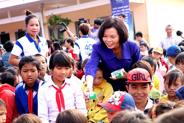 Bà Bùi Thị Hương – Giám Đốc Điều Hành Vinamilk ân cần phát sữa cho các em học sinh tỉnh Đắk Nông