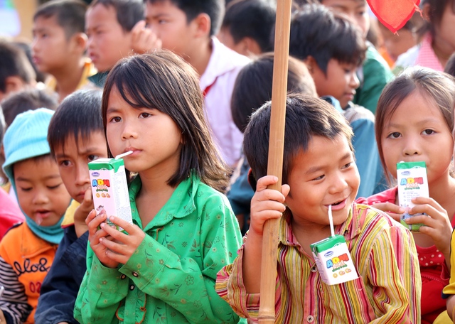 
Vinamilk với gần 10 năm tiên phong đi đầu thực hiện chương trình sữa học đường ở các địa phương trên cả nước, nhằm đem đến các sản phẩm sữa dinh dưỡng chất lượng quốc tế cho các em học sinh trên mọi miền đất nước, giúp các em được phát triển toàn diện cả về thể chất và trí lực, vì một Việt Nam Vươn Cao
