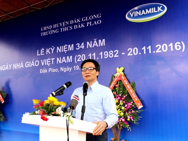 Phó Thủ tướng Vũ Đức Đam chúc mừng ngày Nhà giáo Việt Nam, chia sẻ, động viên thầy cô giáo tiếp tục vượt qua khó khăn, bám lớp đưa con chữ đến với các em học sinh vùng sâu, vùng xa tại chương trình