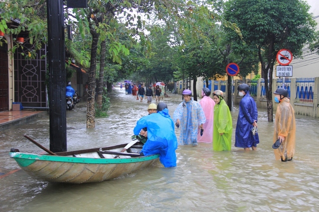 Hiện những con đò nhỏ là phương tiện đi lại của người dân phố cổ. Đây cũng là phương tiện đưa đón khách du lịch vòng quanh phố cổ ngắm lụt. Mỗi ngày, mỗi chủ đò có thể kiếm được gần 1 triệu đồng từ việc chuyên chở khách đi ngắm lũ Hội An...