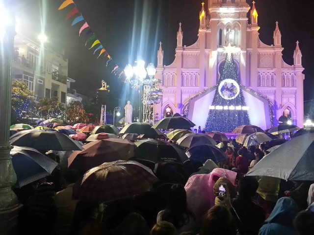 
Thời tiết ở Đà Nẵng se lạnh và thỉnh thoảng có mưa phùn, người dân đón Giáng sinh dưới mưa
