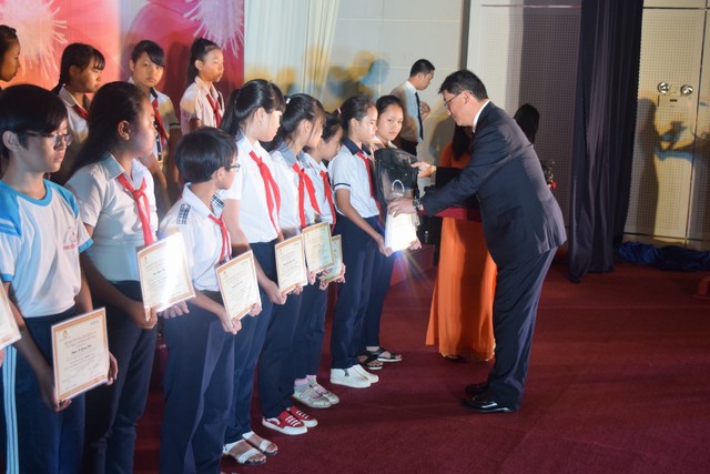
Ông Machida Yoshihisa – Tổng giám đốc Công ty TNHH Kureha Việt Nam đại diện trao học bổng của quỹ Cho em đến trường.

