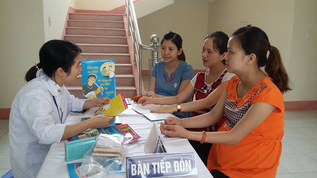 
Chị Hoàng Thị Nhuận, cán bộ dân số phường Cải Đan, tuyên truyền cho các chị em đang mang thai không lựa chọn giới tính khi sinh.
